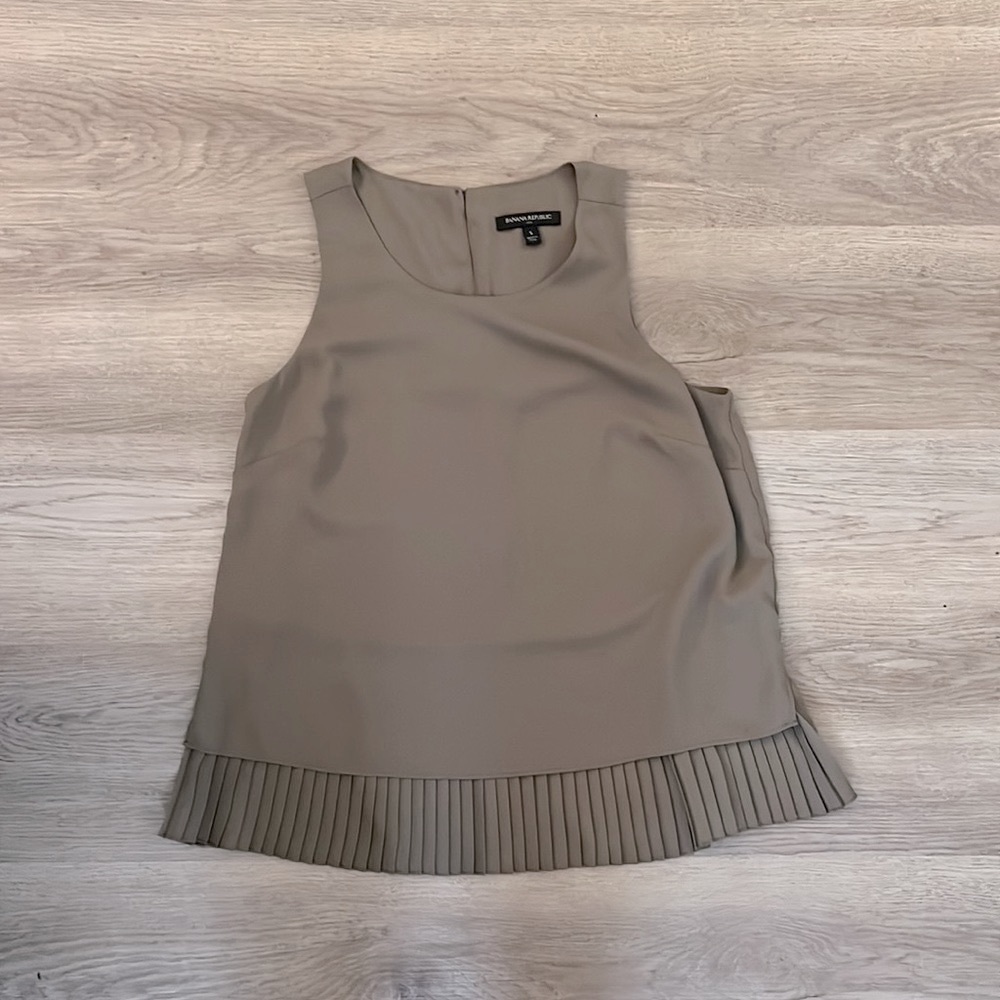 BANANA REPUBLIC WOMEN’S TAN SLEEVELESS BLOUSE - SIZE SMALL